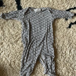 Kate Quinn adorable onesie 0-3m
